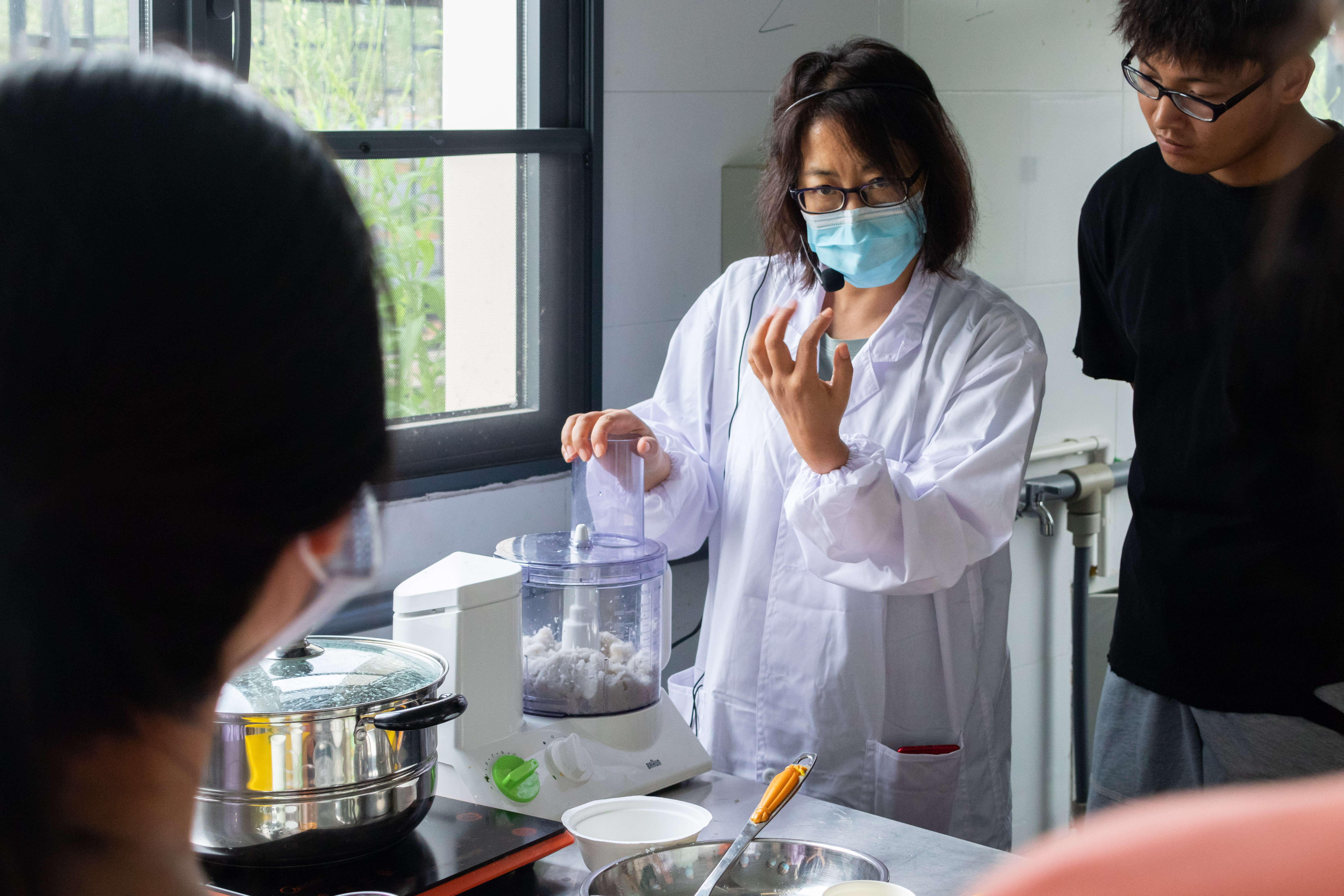 伟德国际1946官方网张秀杰老师向新生介绍“空擂法”（学通社记者 周丹丹 摄）