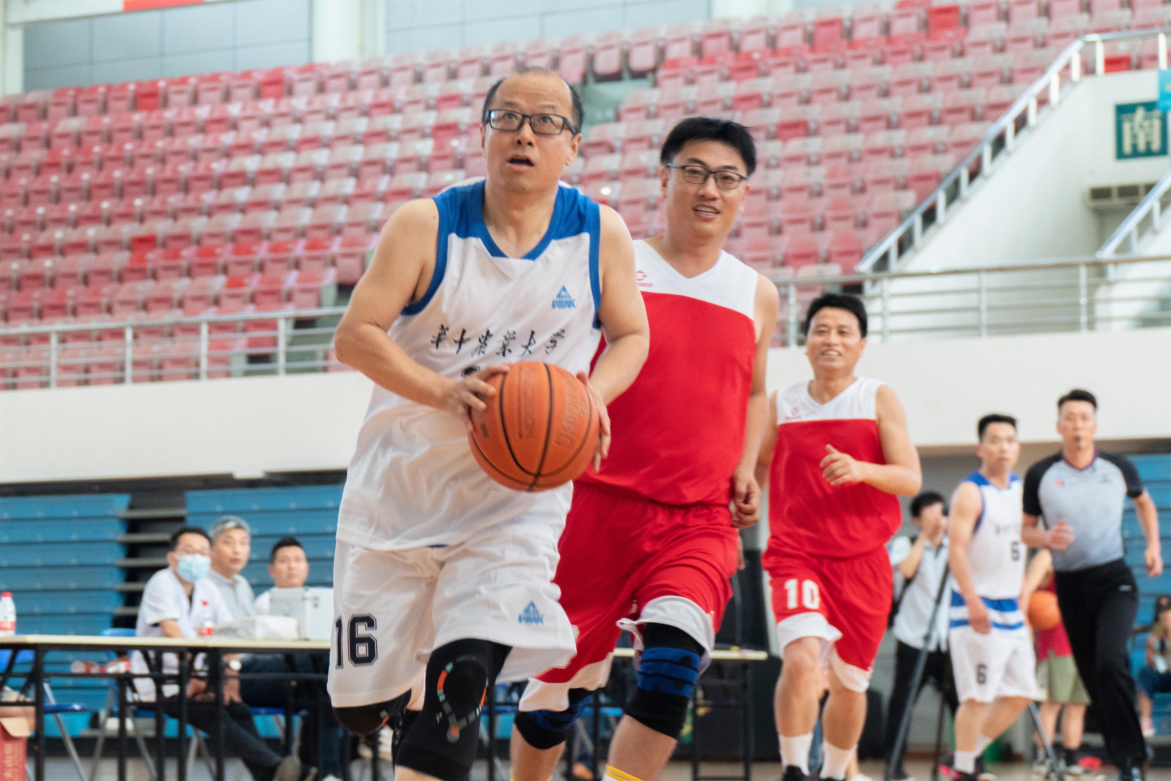 伟德国际1946官方网李召虎校长带球（学通社记者 郎一阳 摄）